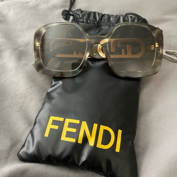 Fendi Sunglasses - Picture 3 of 5